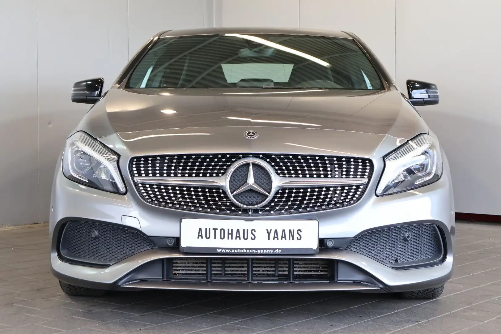 Mercedes-Benz A 180 AMG Line NAVI+LED+PDC+TEMP.+ALU Grau - 2