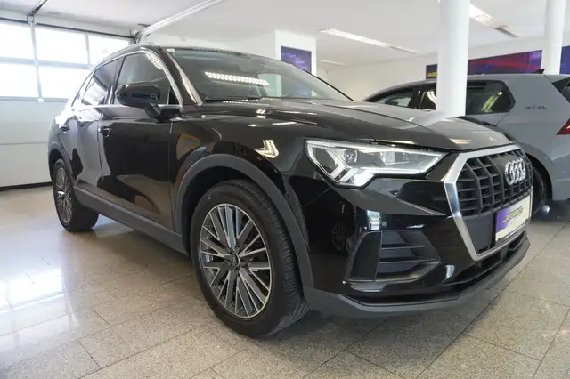 Audi Q3 view 3