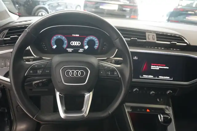 Audi Q3 view 11