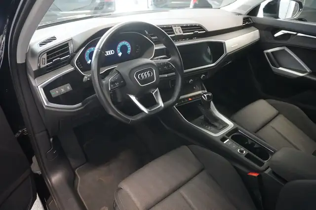 Audi Q3 view 7
