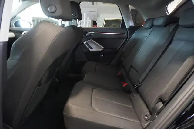 Audi Q3 view 9