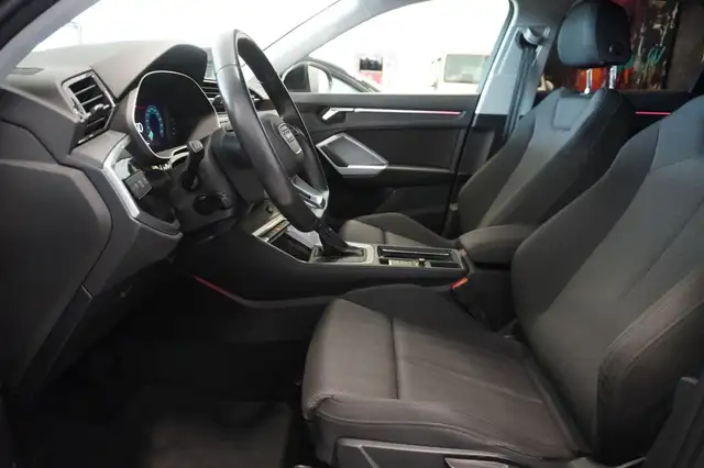 Audi Q3 view 8