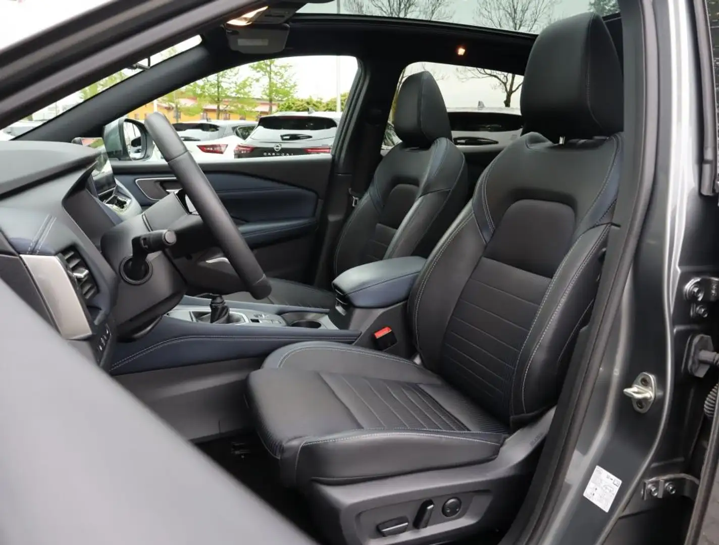 Nissan Qashqai 1.3 MHEV Tekna / Voorruitverwarming / Stoelverwarm Grijs - 2