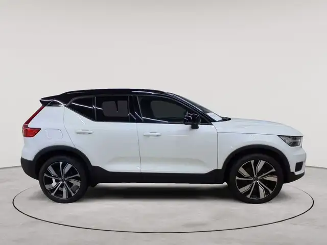 Volvo XC40 view 3