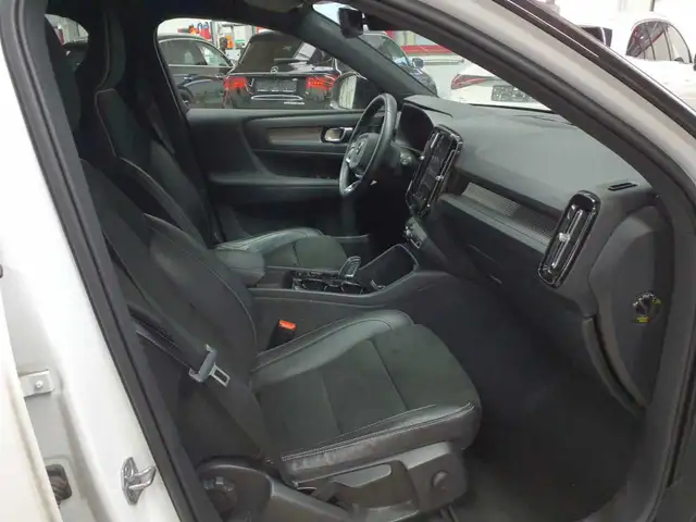 Volvo XC40 view 8