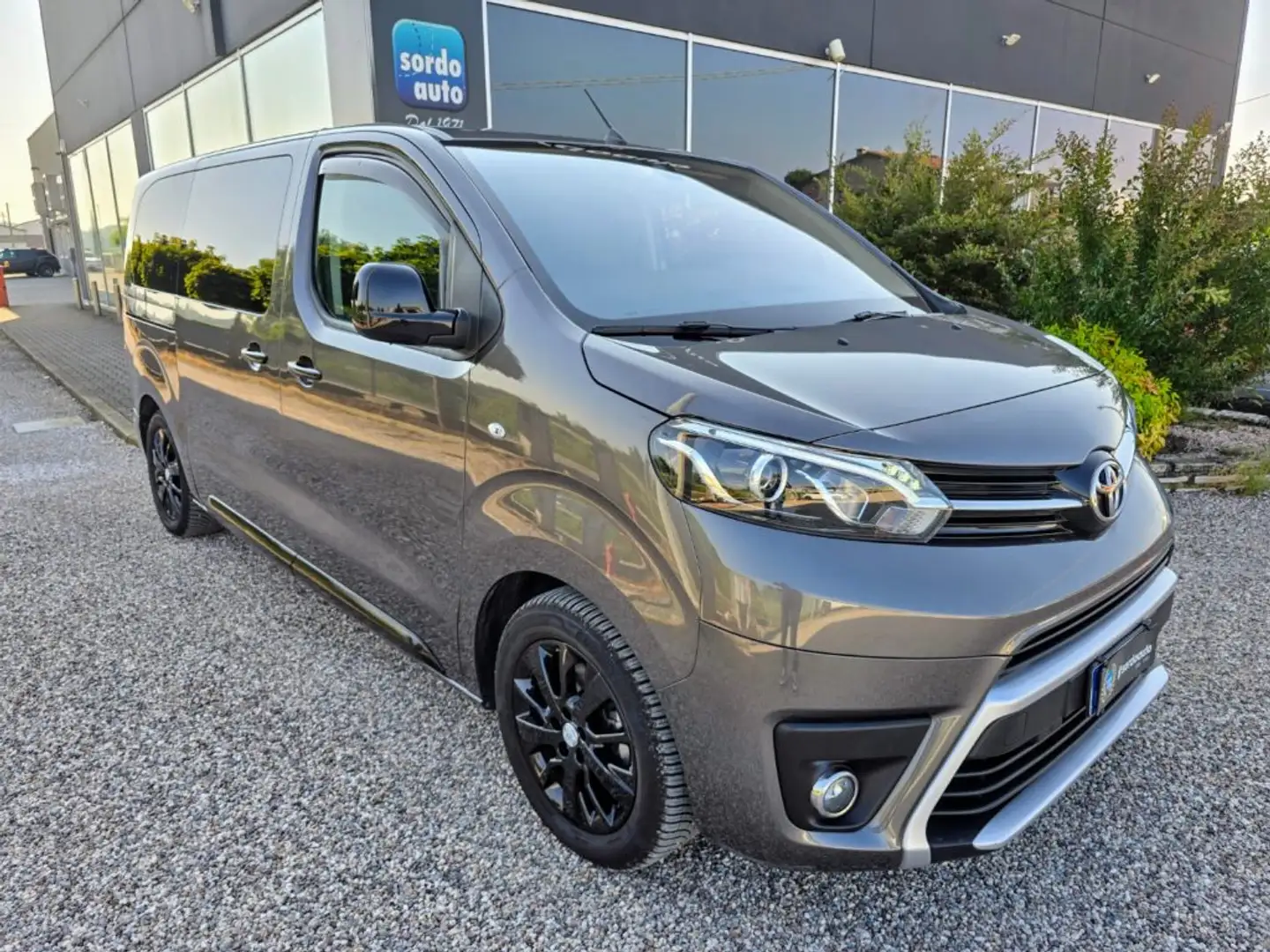 Toyota Proace 2.0D 180 CV Black Edition Grigio - 2