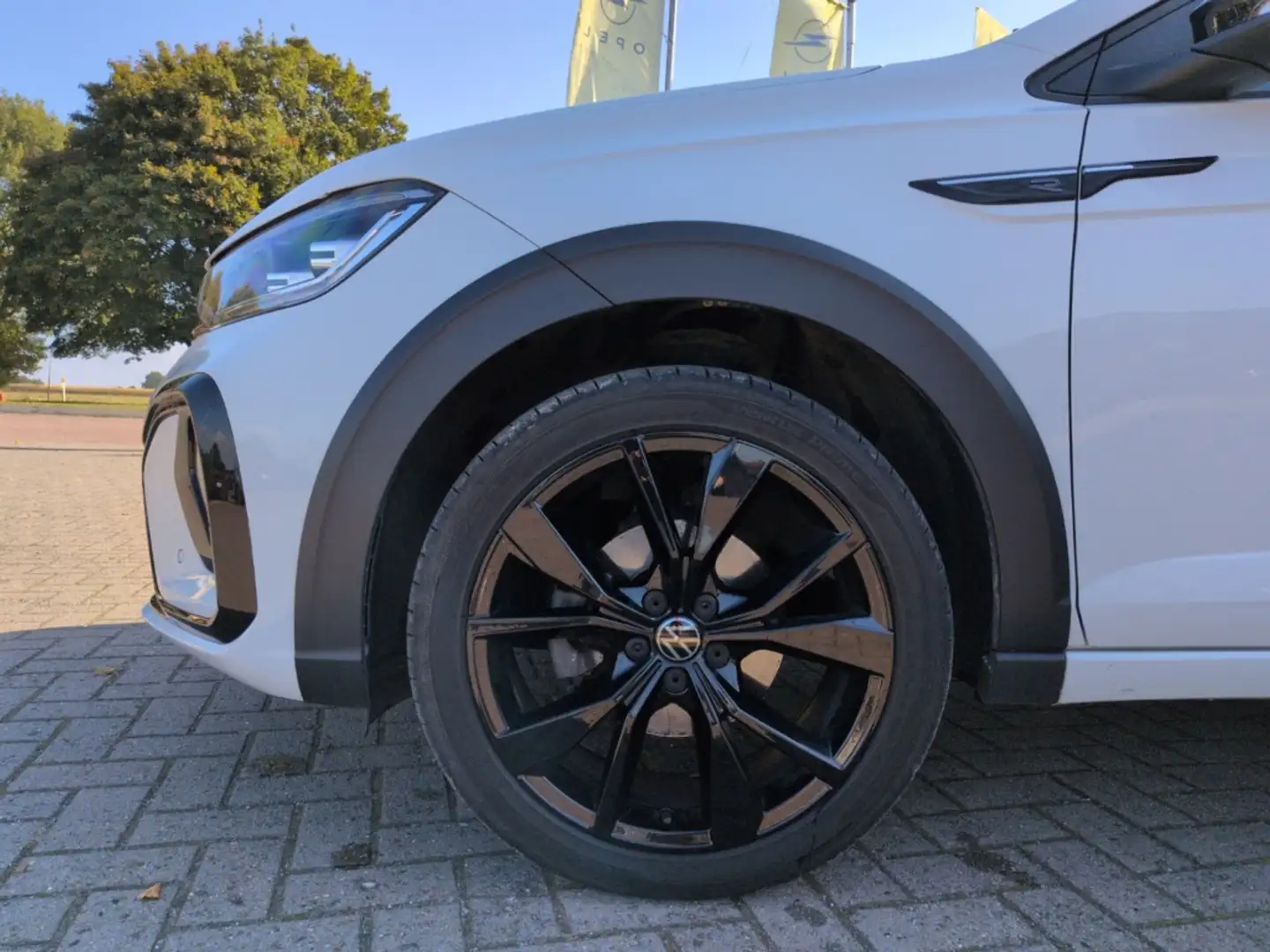 Volkswagen Taigo R-Line 1.5 TSI AUTO AHK Sportpaket NAVI LED AHK-ab Weiß - 2
