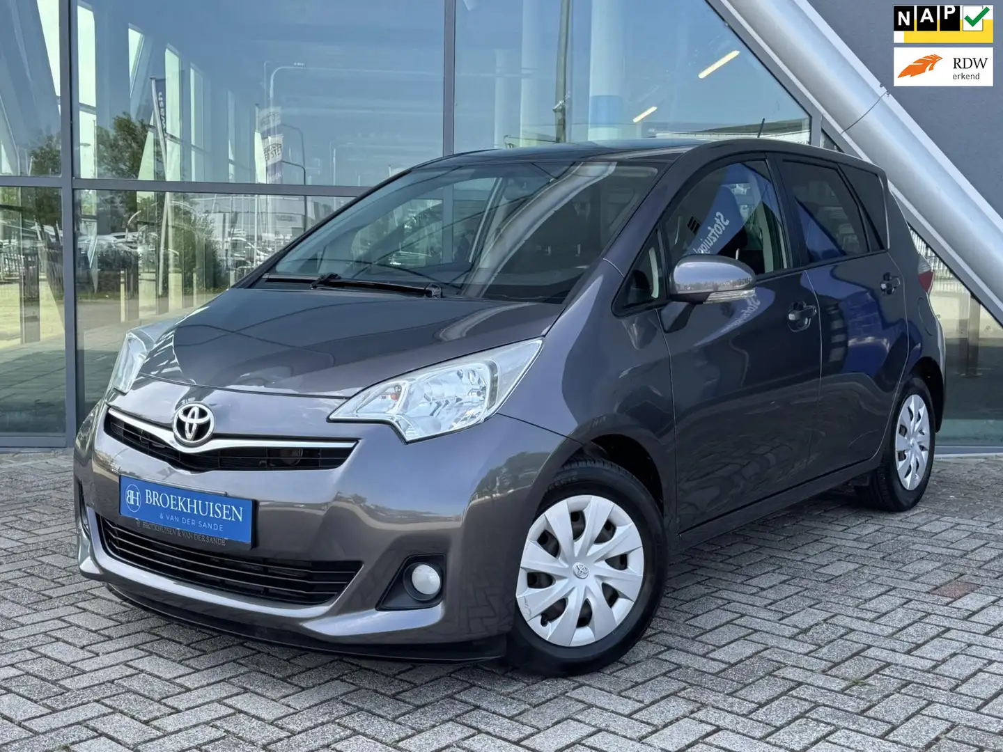 Toyota Verso-S 1.3 VVT-i Aspiration Automaat / Panoramadak / Came Gris - 1