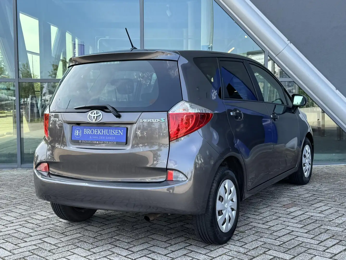 Toyota Verso-S 1.3 VVT-i Aspiration Automaat / Panoramadak / Came Gris - 2