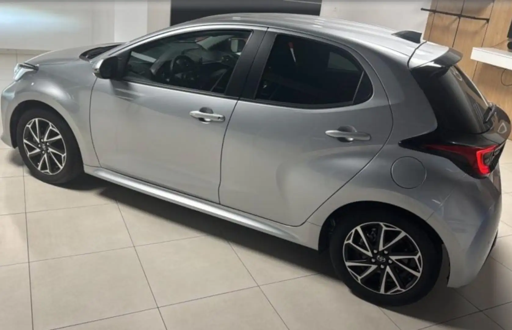 Toyota Yaris Hybride 116h Design 2023 Gris - 2
