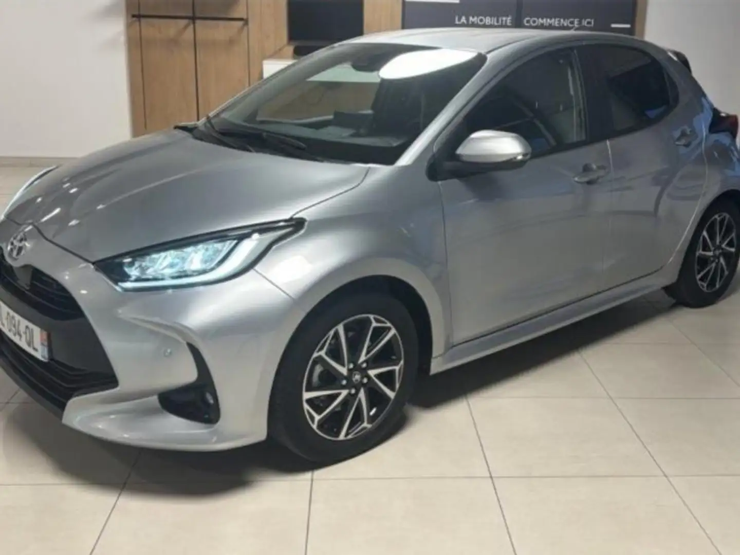 Toyota Yaris Hybride 116h Design 2023 Gris - 1