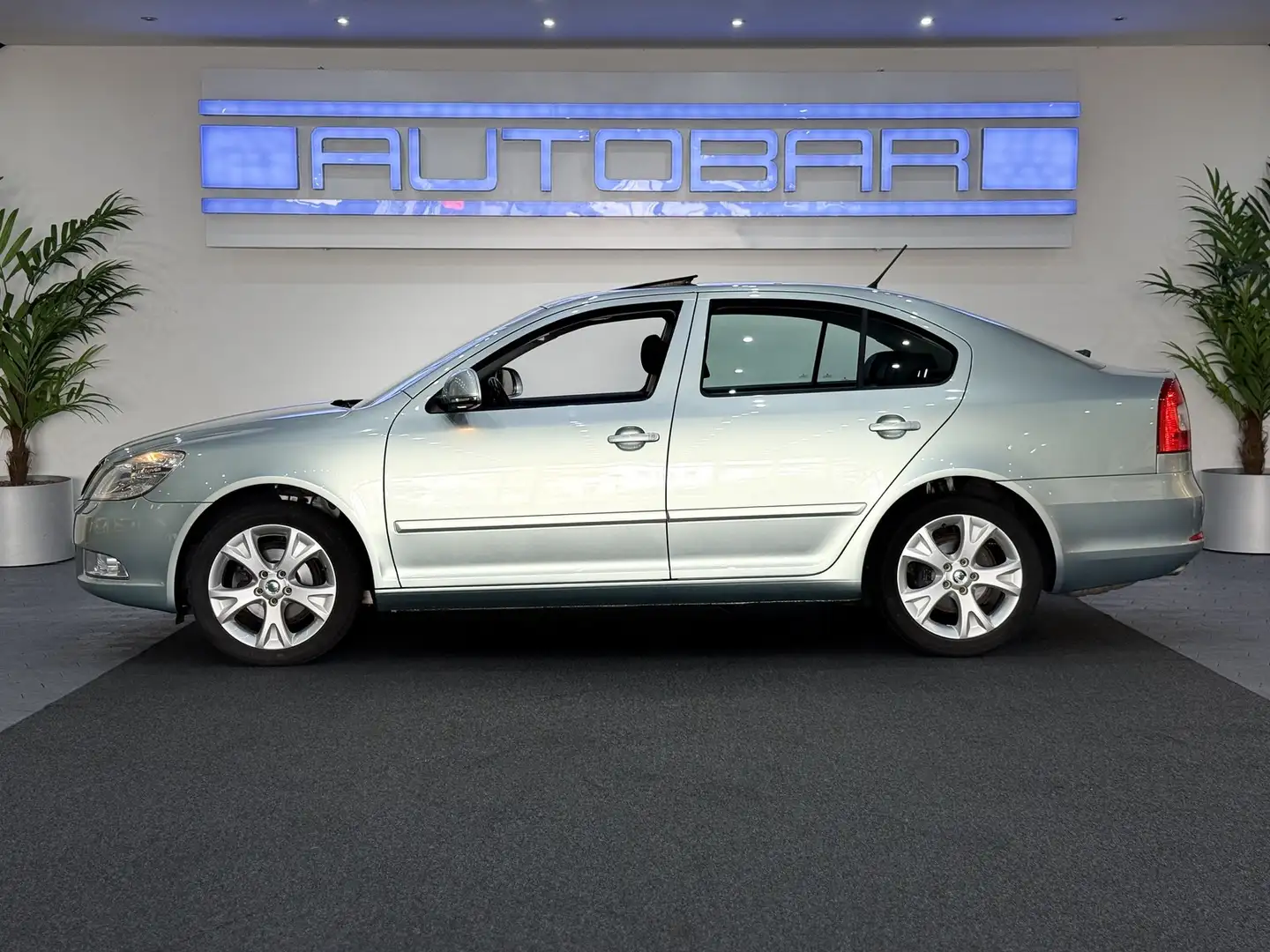 Skoda Octavia Elegance 1.4 XENON*PDC*S-DACH*T-LED*AHK Silber - 2