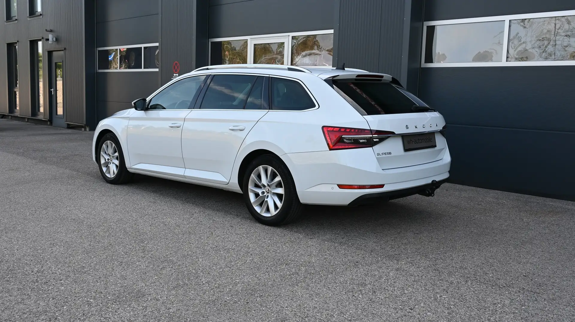 Skoda Superb Kombi 2,0 TDI Style / AHV / MATRIX / LEDER / Weiß - 2