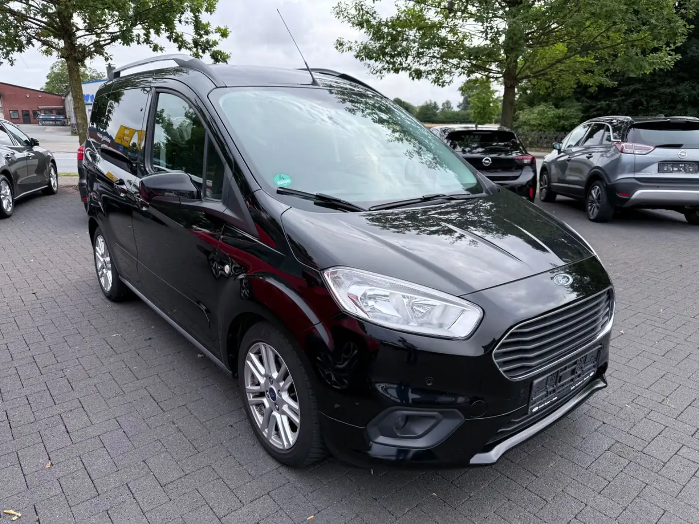Ford Tourneo Courier Titanium Schwarz - 1