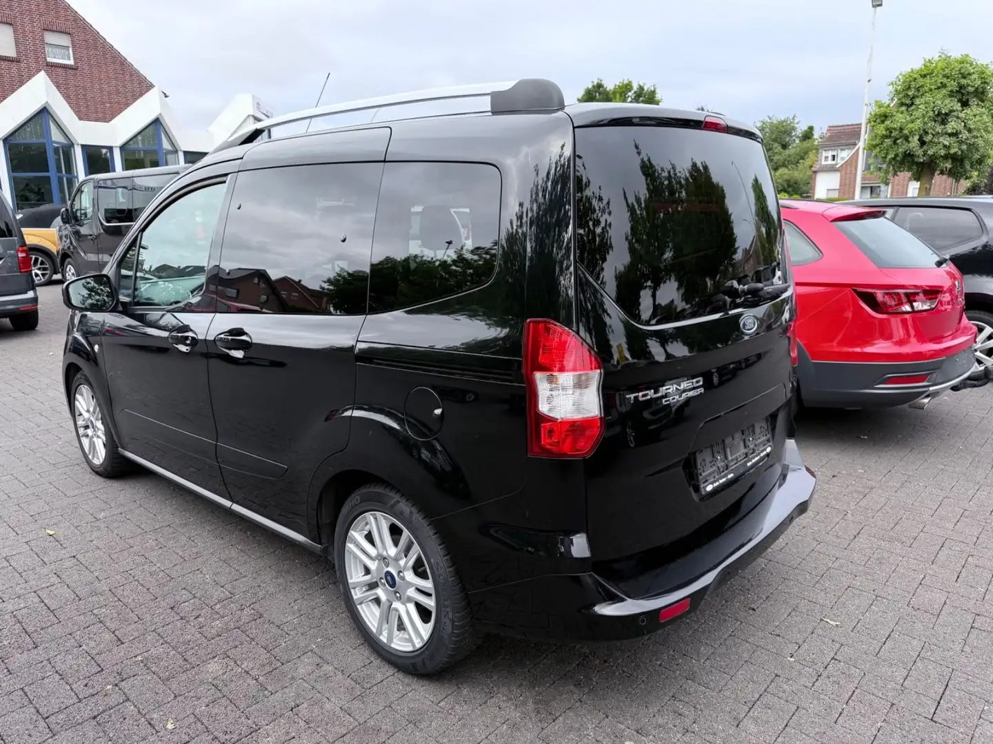 Ford Tourneo Courier Titanium Schwarz - 2