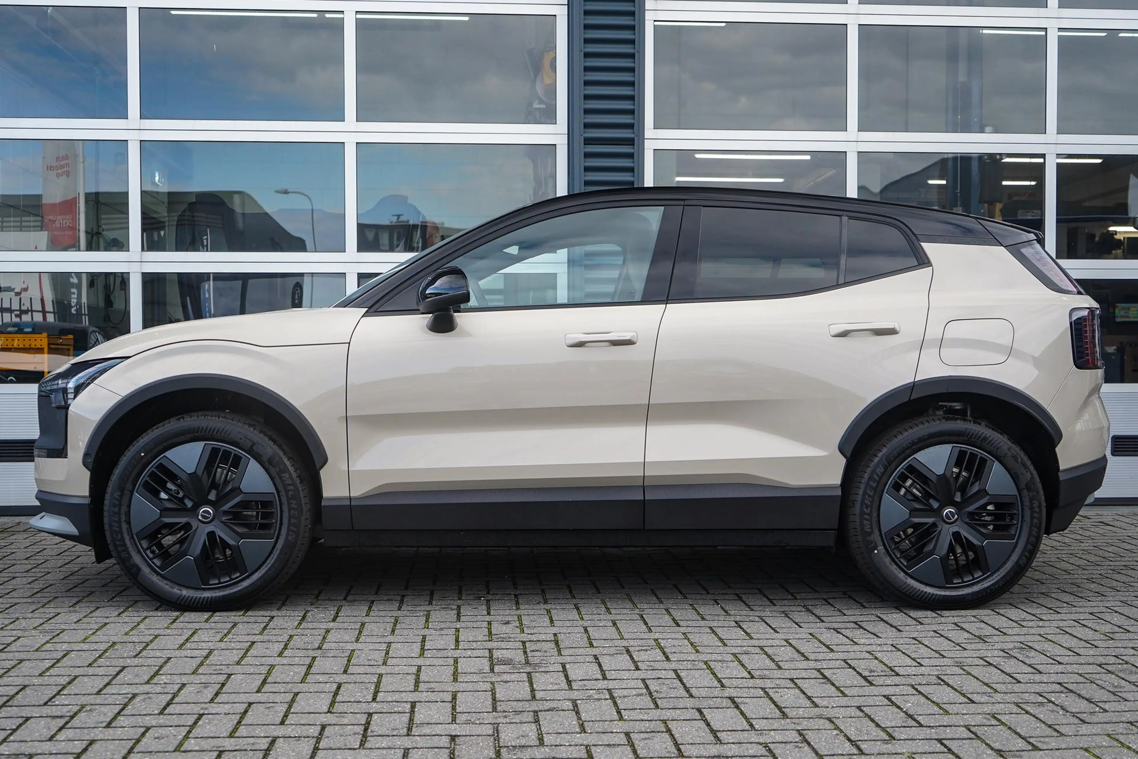 Volvo EX30 Cross Country P5 Long Range Plus Europa 69 kWh | S — photo 3