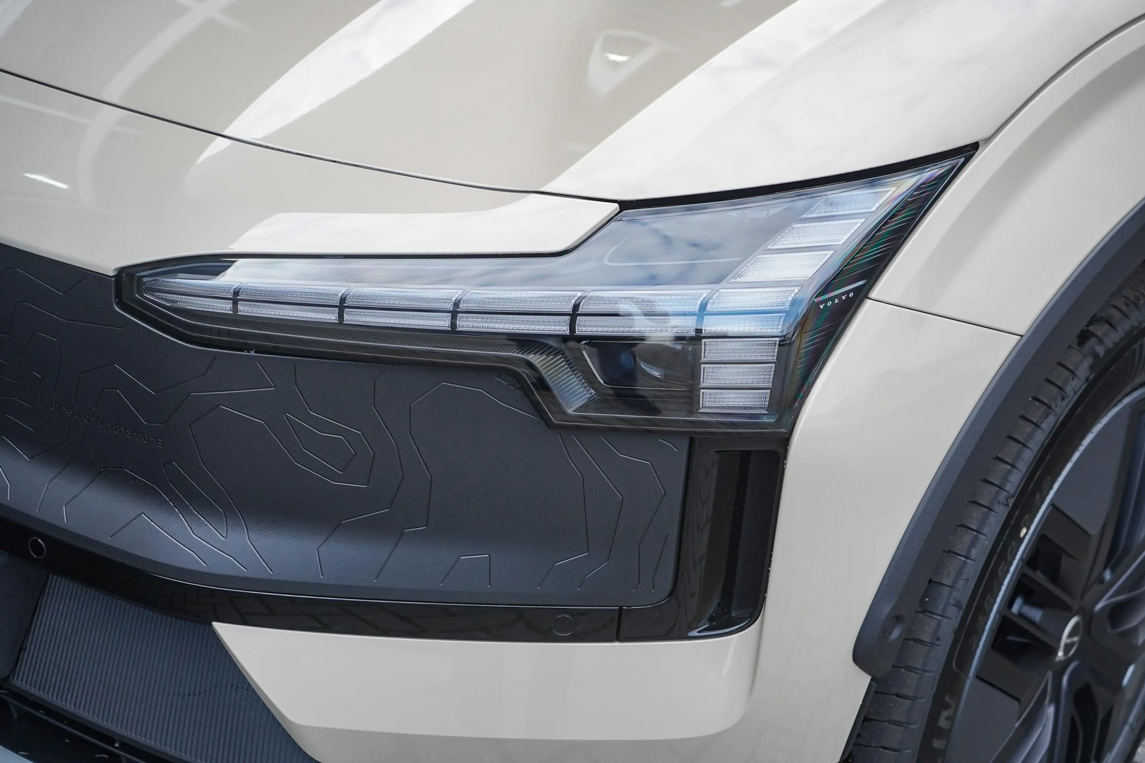Volvo EX30 Cross Country P5 Long Range Plus Europa 69 kWh | S — photo 4