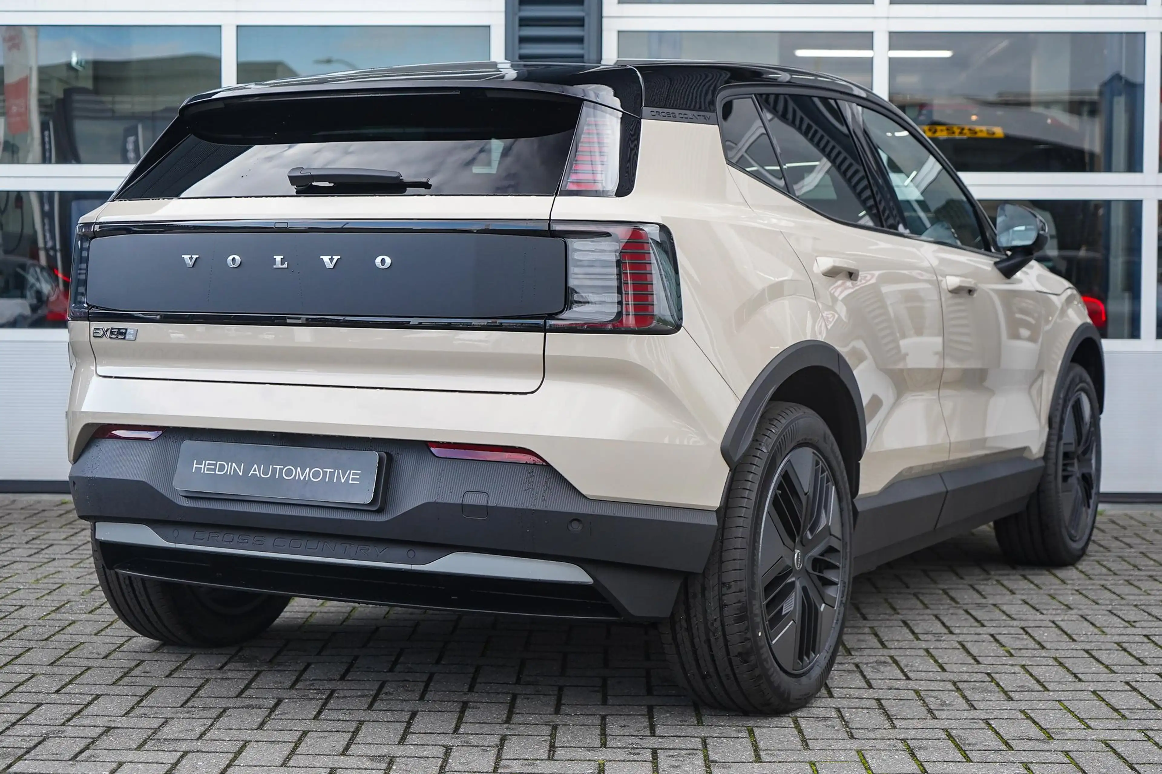 Volvo EX30 Cross Country P5 Long Range Plus Europa 69 kWh | S — photo 6