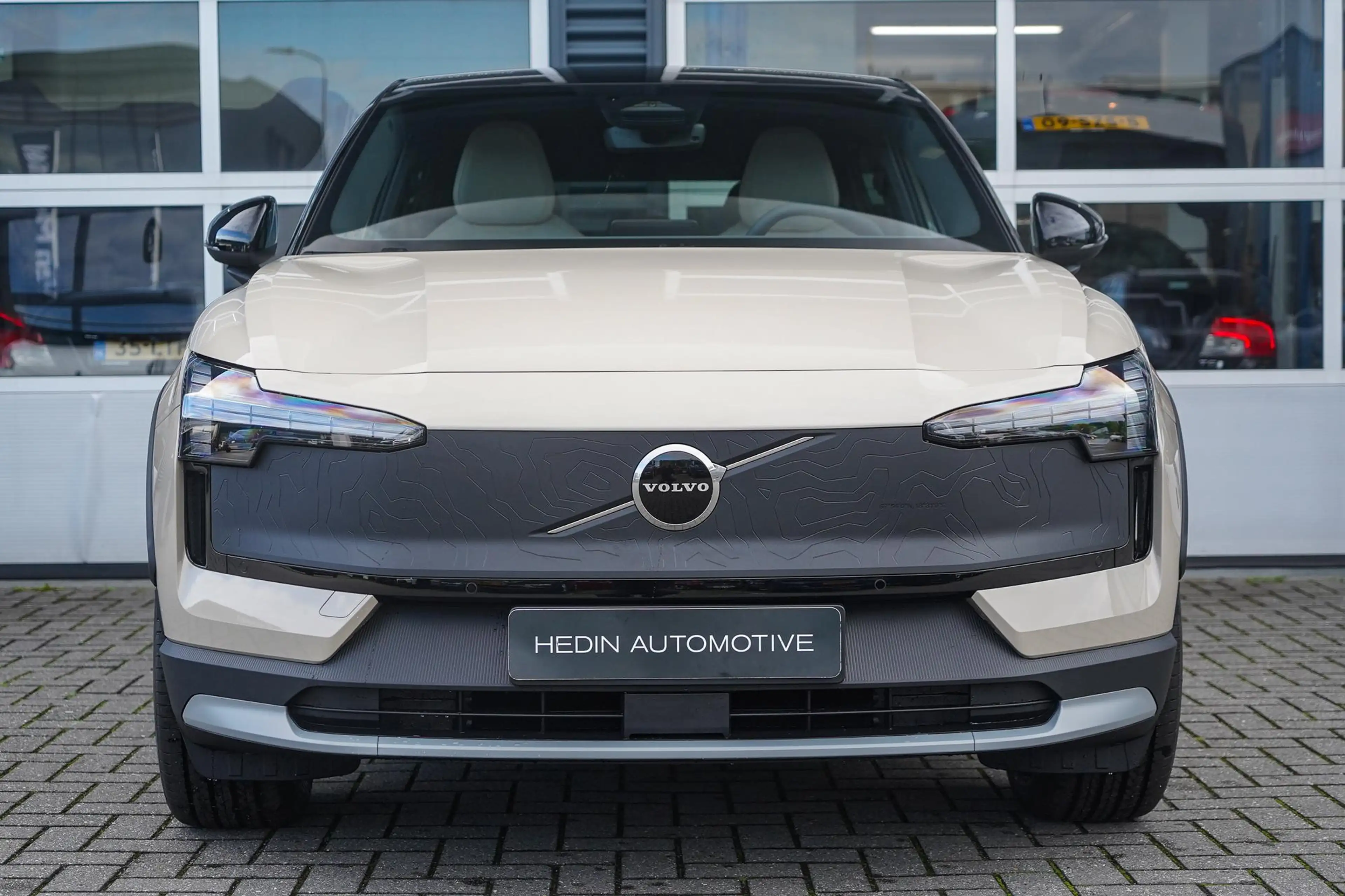 Volvo EX30 Cross Country P5 Long Range Plus Europa 69 kWh | S — photo 2