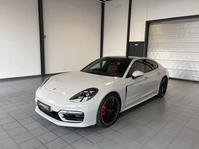 Porsche Panamera view 3