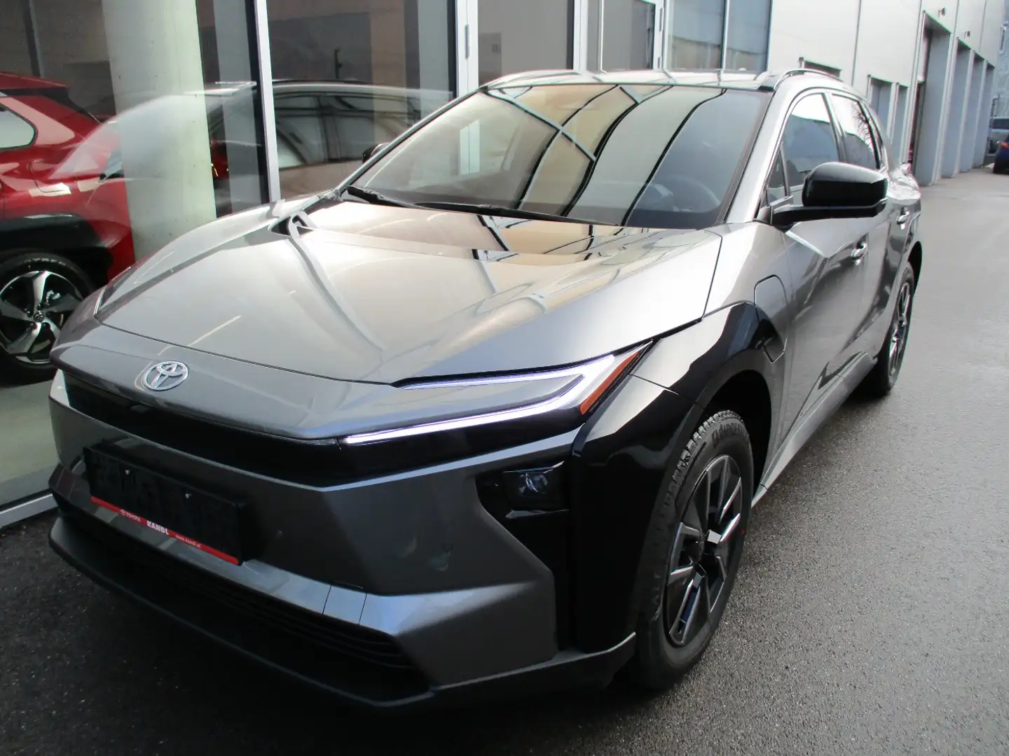 Toyota bZ4X Elektro 73kWh LED+SHZ+Fernlichtass.+Kam. Grau - 2