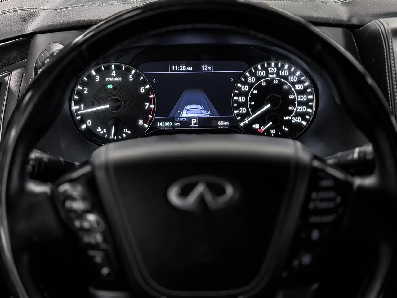 Infiniti QX80 photo Infiniti QX80