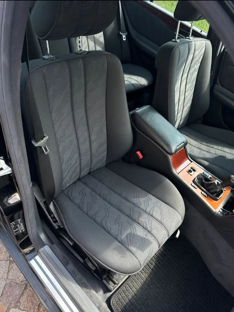 Mercedes-Benz E 200 Classic Black - 2