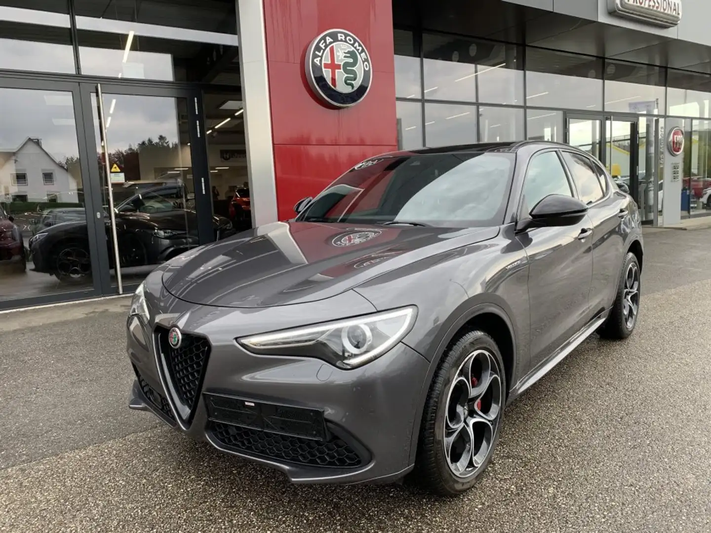 Alfa Romeo Stelvio My22 2.0 16v 280 Ps At8 Q4 Ti + Veloce Pak Grijs - 1