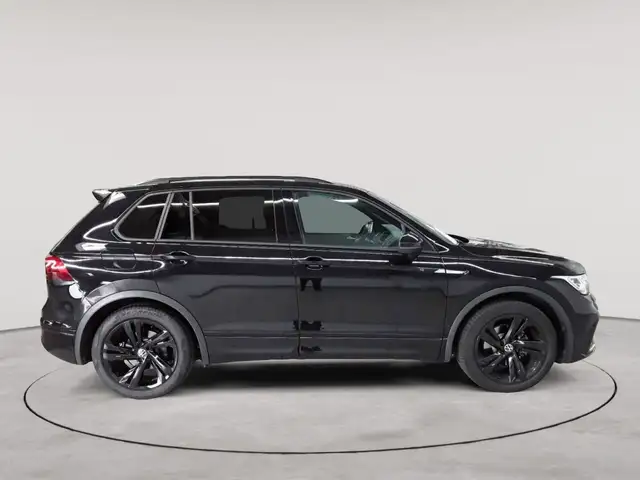 Volkswagen Tiguan view 3