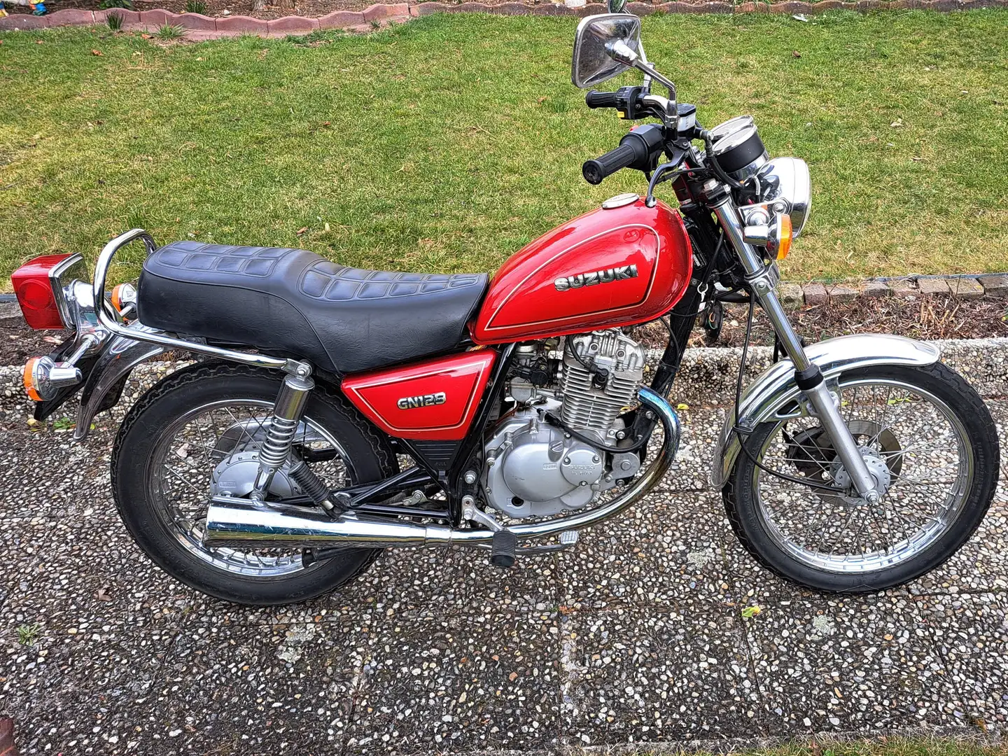 Suzuki GN 125 Manuell Red - 1