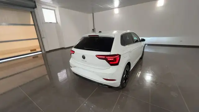 Volkswagen Polo view 4