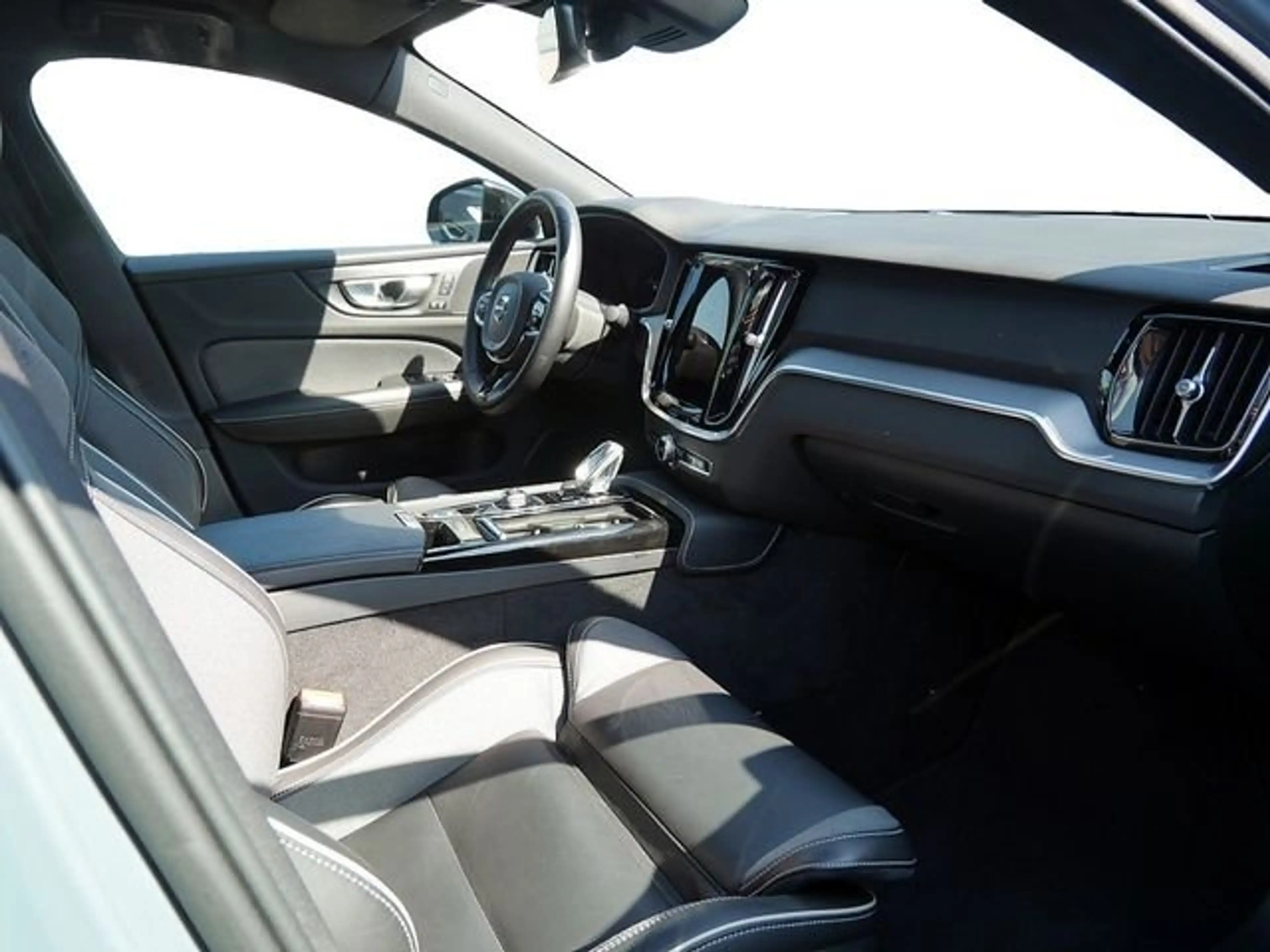 Volvo S60 2.0 Plus Dark Recharge Plug-In Hybrid AWD — photo 5