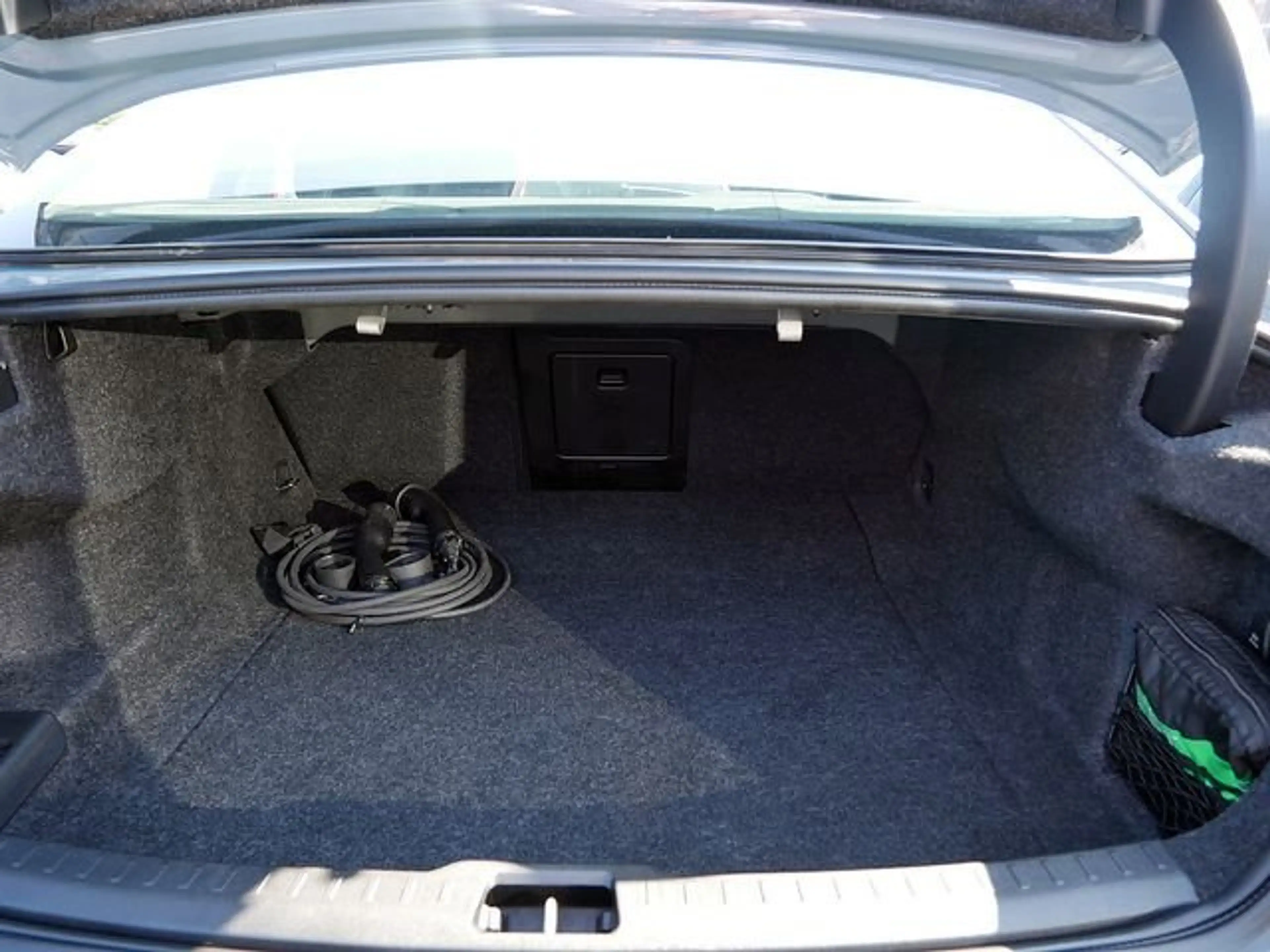 Volvo S60 2.0 Plus Dark Recharge Plug-In Hybrid AWD — photo 11