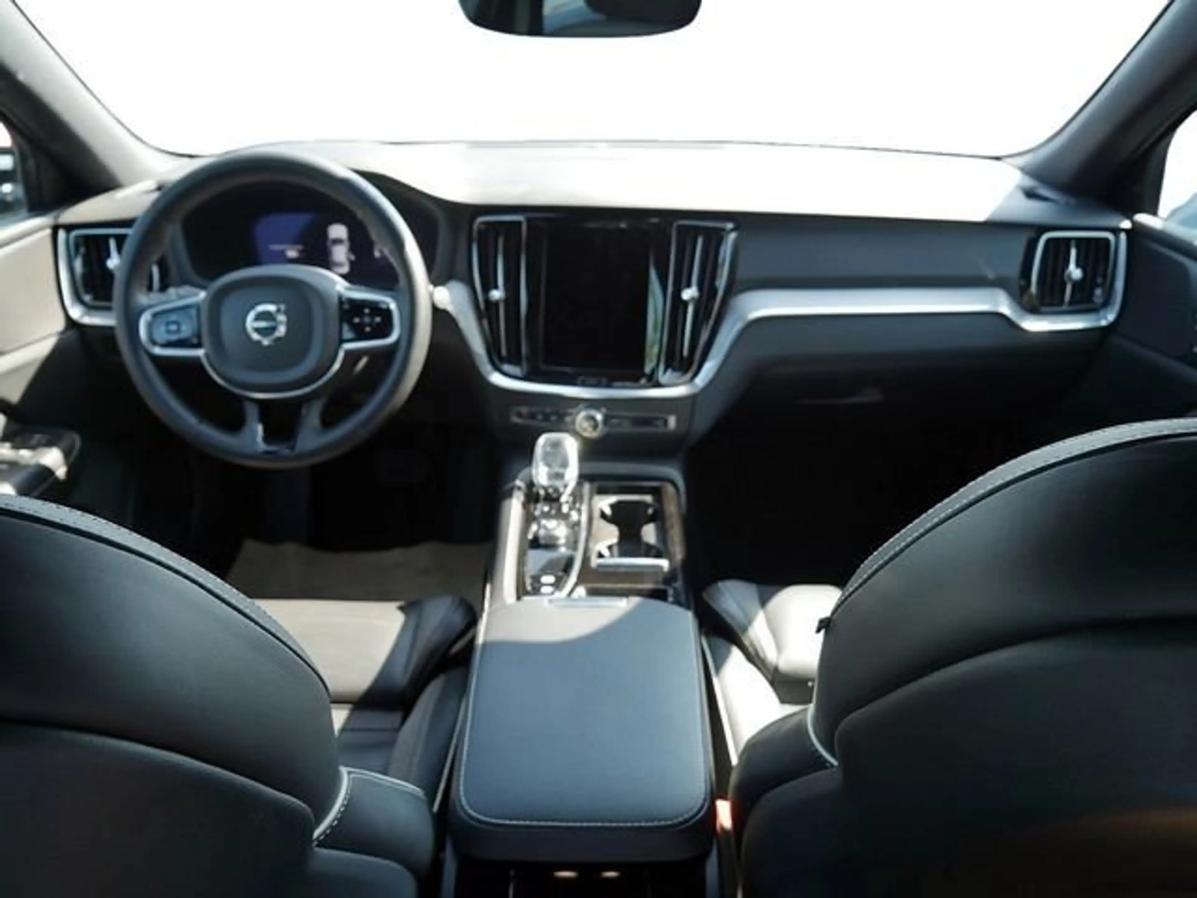 Volvo S60 2.0 Plus Dark Recharge Plug-In Hybrid AWD — photo 7