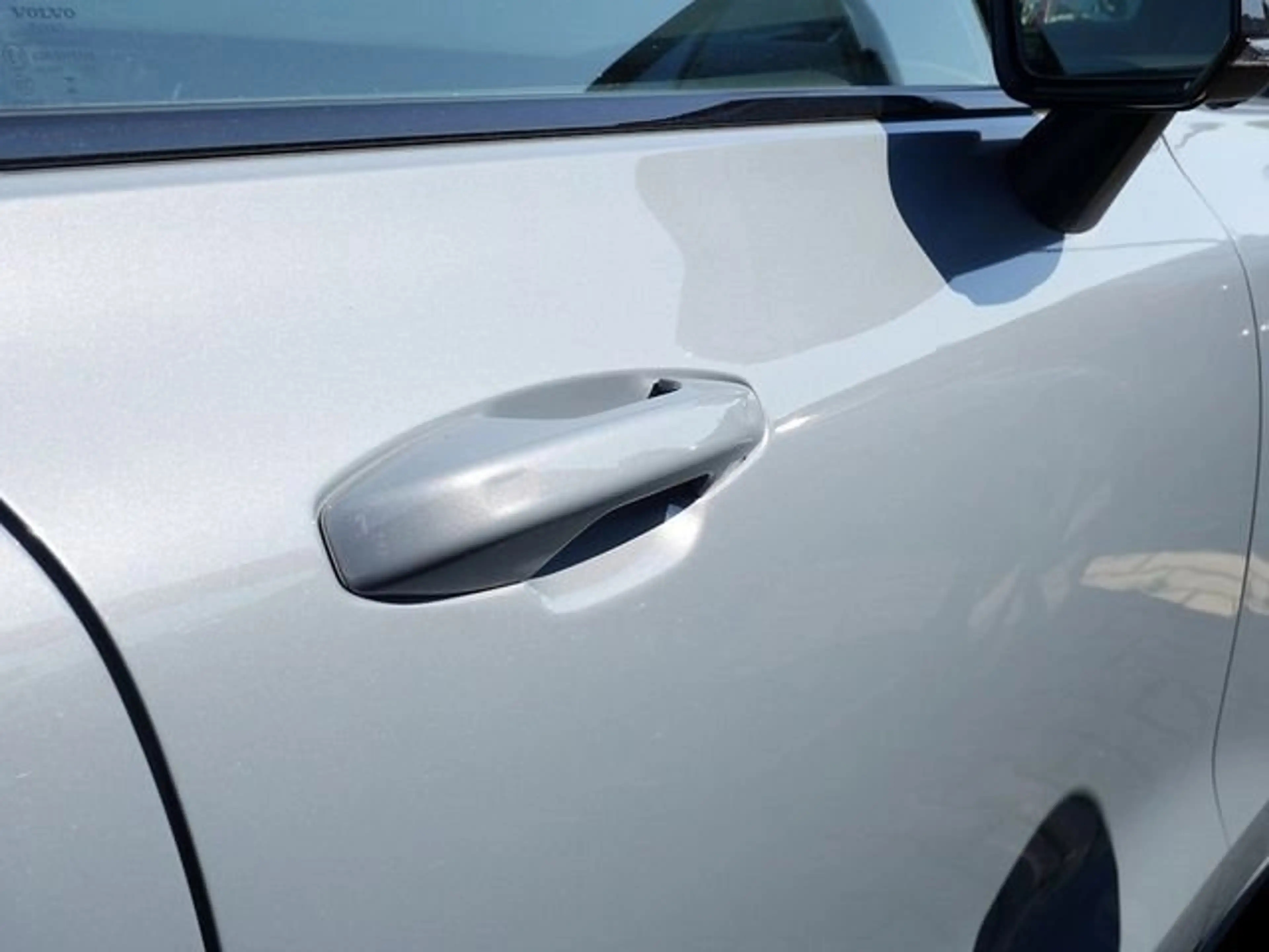 Volvo S60 2.0 Plus Dark Recharge Plug-In Hybrid AWD — photo 9