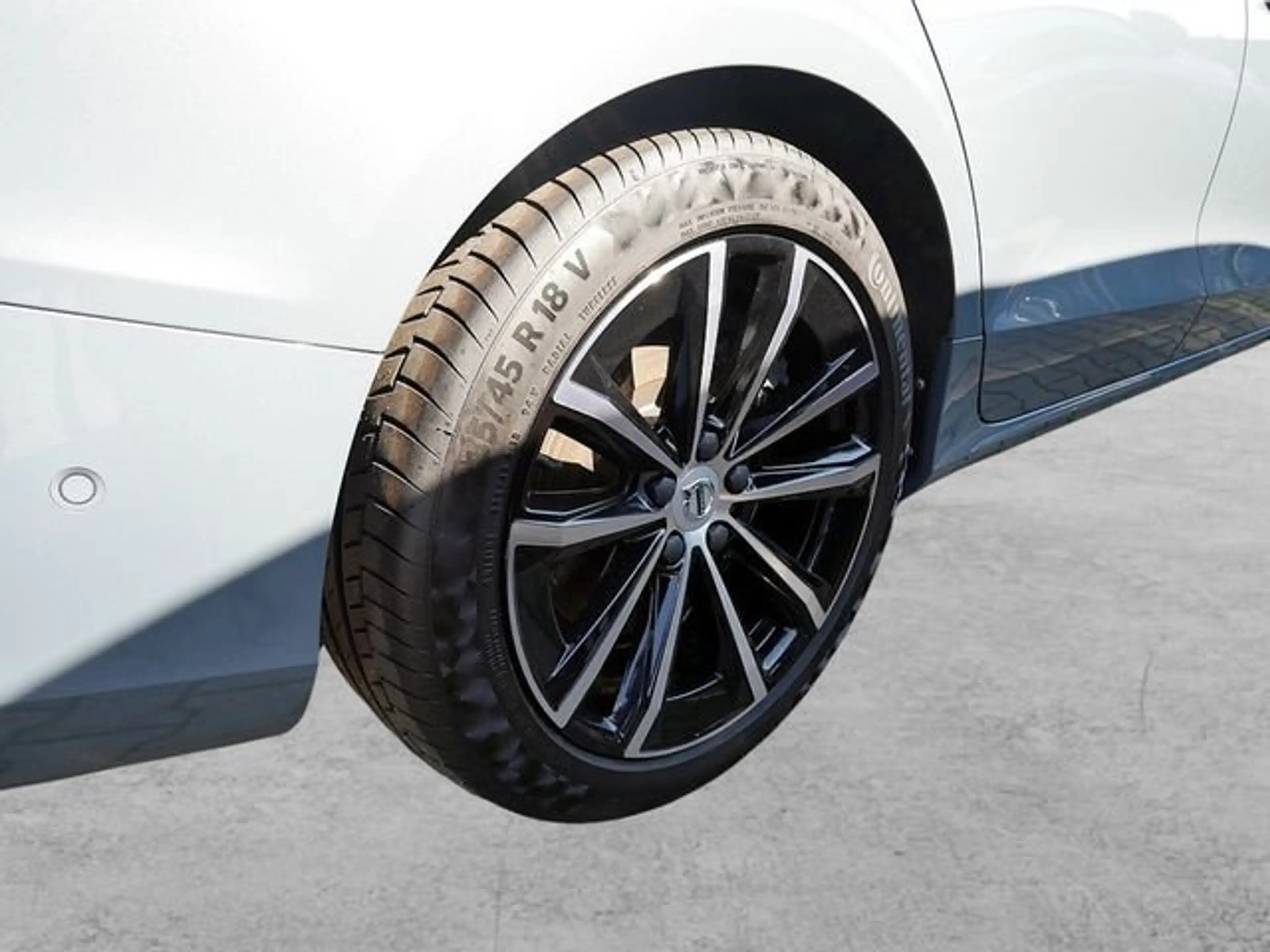 Volvo S60 2.0 Plus Dark Recharge Plug-In Hybrid AWD — photo 10
