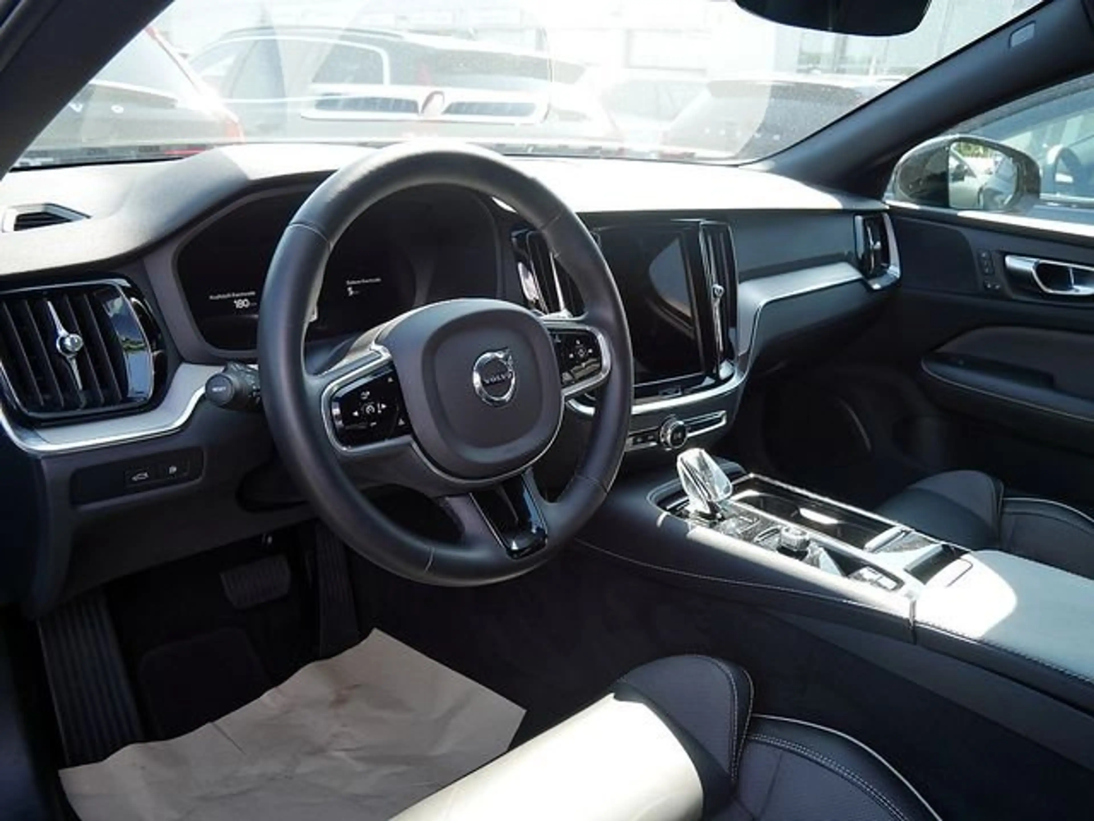 Volvo S60 2.0 Plus Dark Recharge Plug-In Hybrid AWD — photo 13