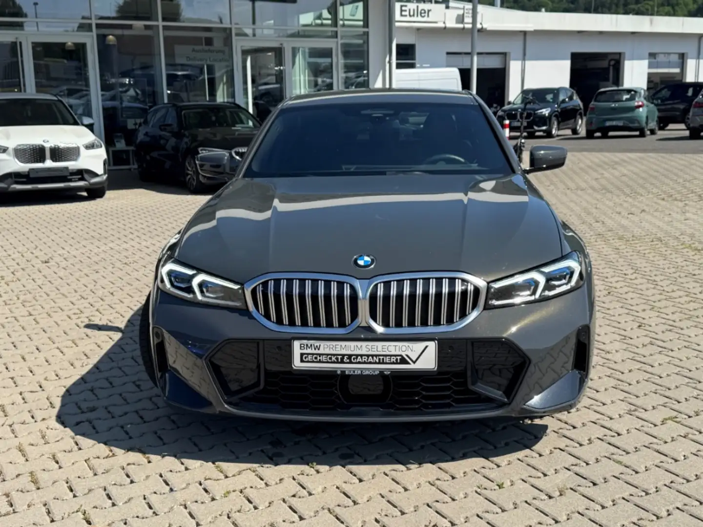 BMW 320 d xDrive M Sport AHK DAProf Memory LCProf HiFi Inn Grau - 2