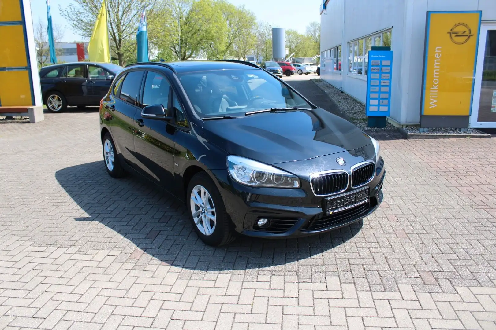 BMW 218 Baureihe 2 Active Tourer 218 i Sport Line Schwarz - 2