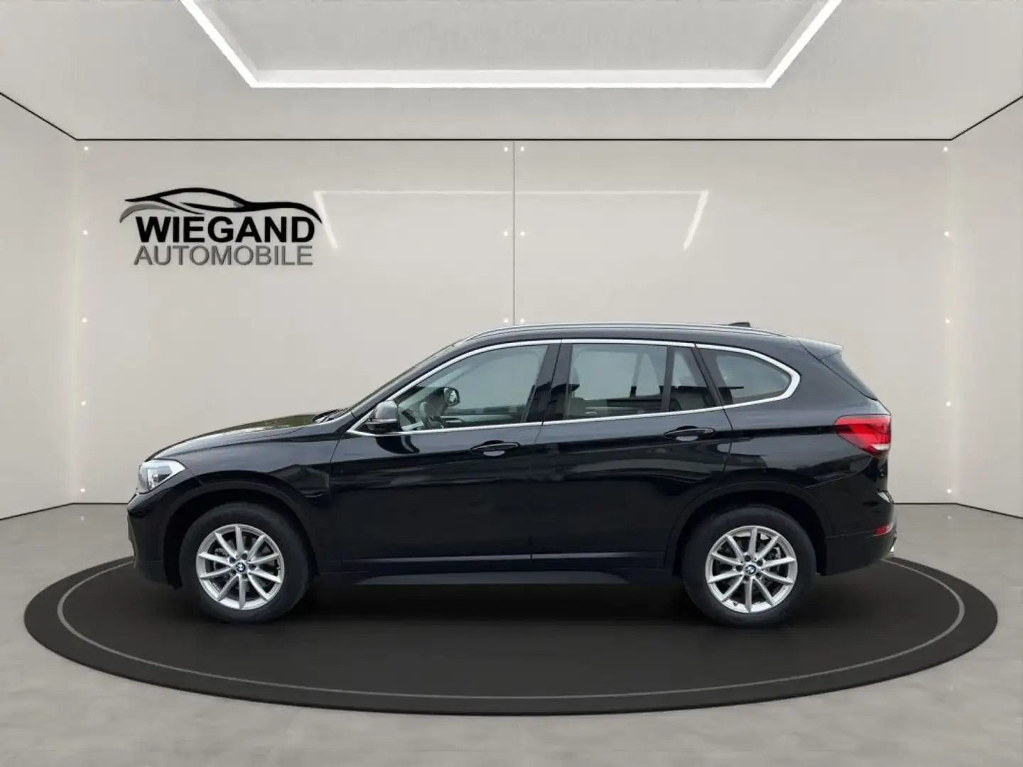 BMW X1 sDrive18i ADVANTAGE+LED+NAVI+PDC+KAMERA+STZH Zwart - 2