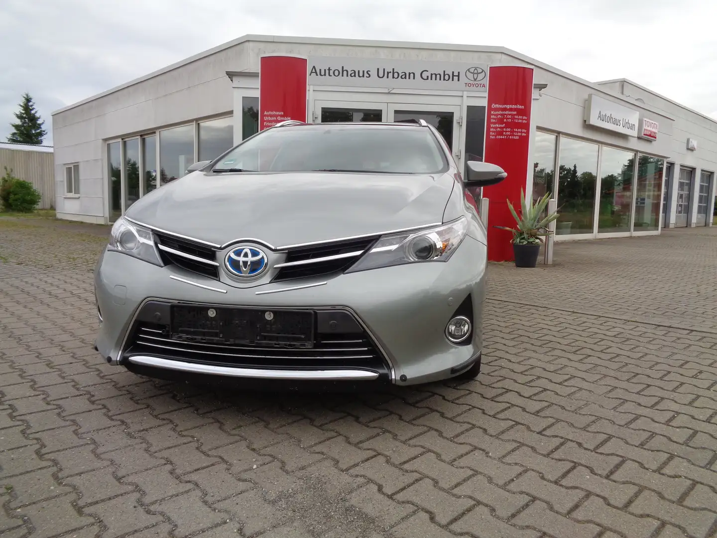 Toyota Auris Hybrid Executive Silber - 1