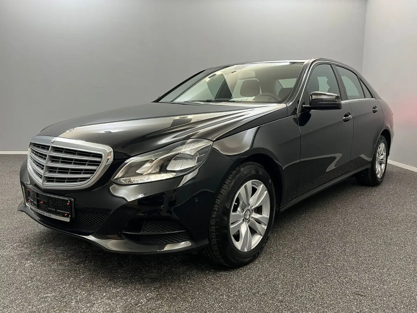Mercedes-Benz E 200 NGD BE*ERDGAS*2.HD*U-FREI*62.800 KM Schwarz - 1