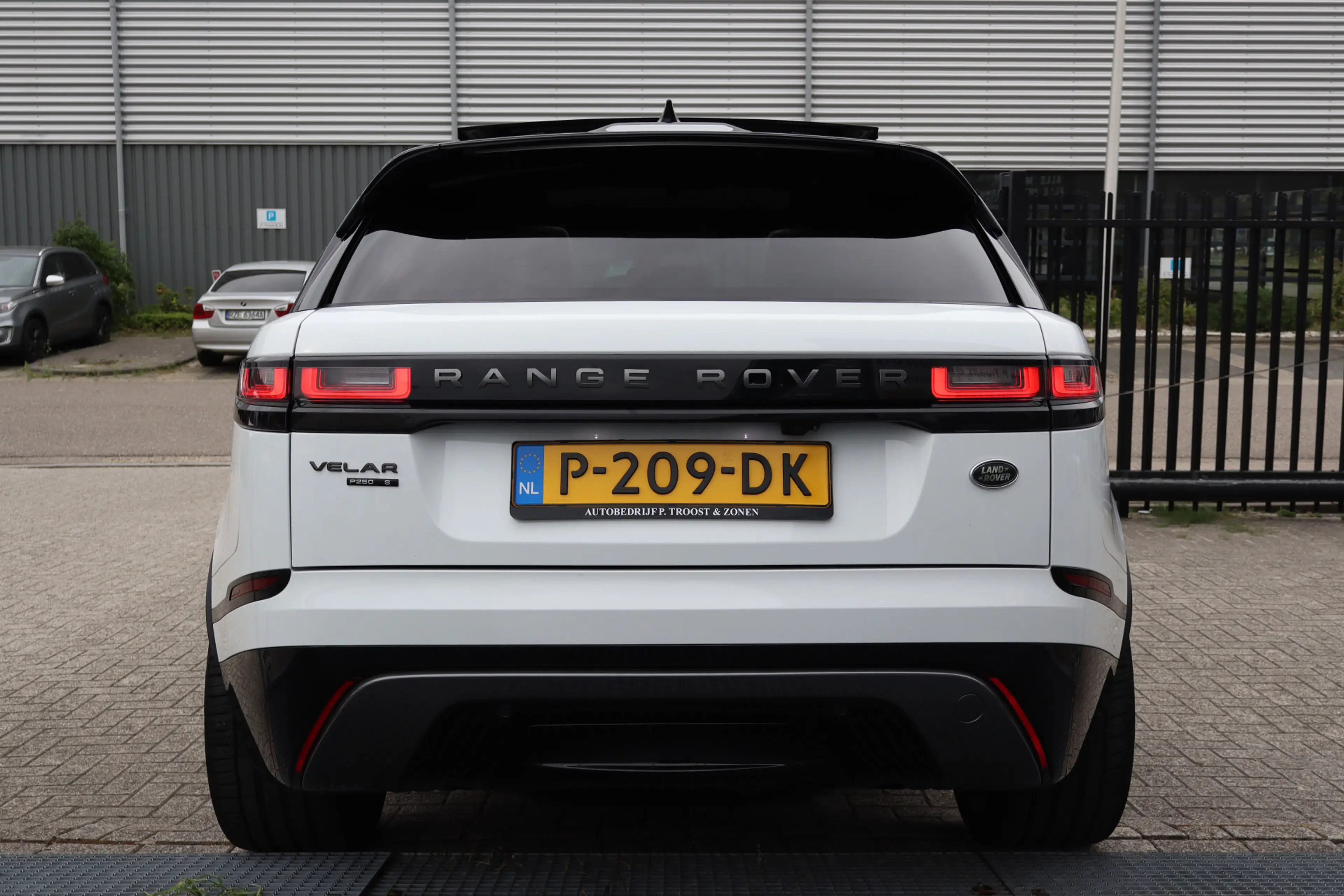 Land Rover Range Rover Velar 2.0 I4 Turbo AWD R-Dynamic Panoramadak/Apple carpl — photo 11