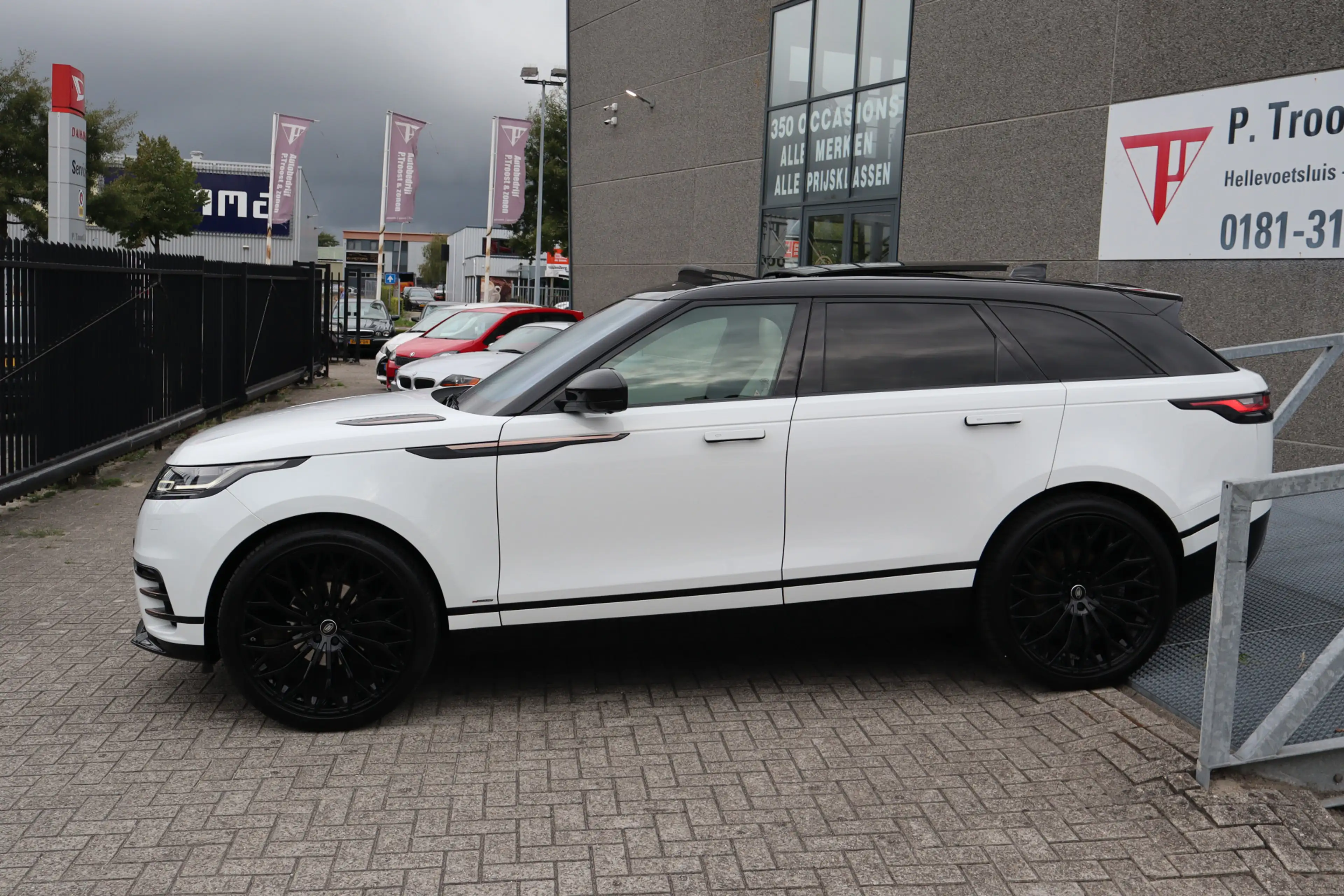 Land Rover Range Rover Velar 2.0 I4 Turbo AWD R-Dynamic Panoramadak/Apple carpl — photo 3