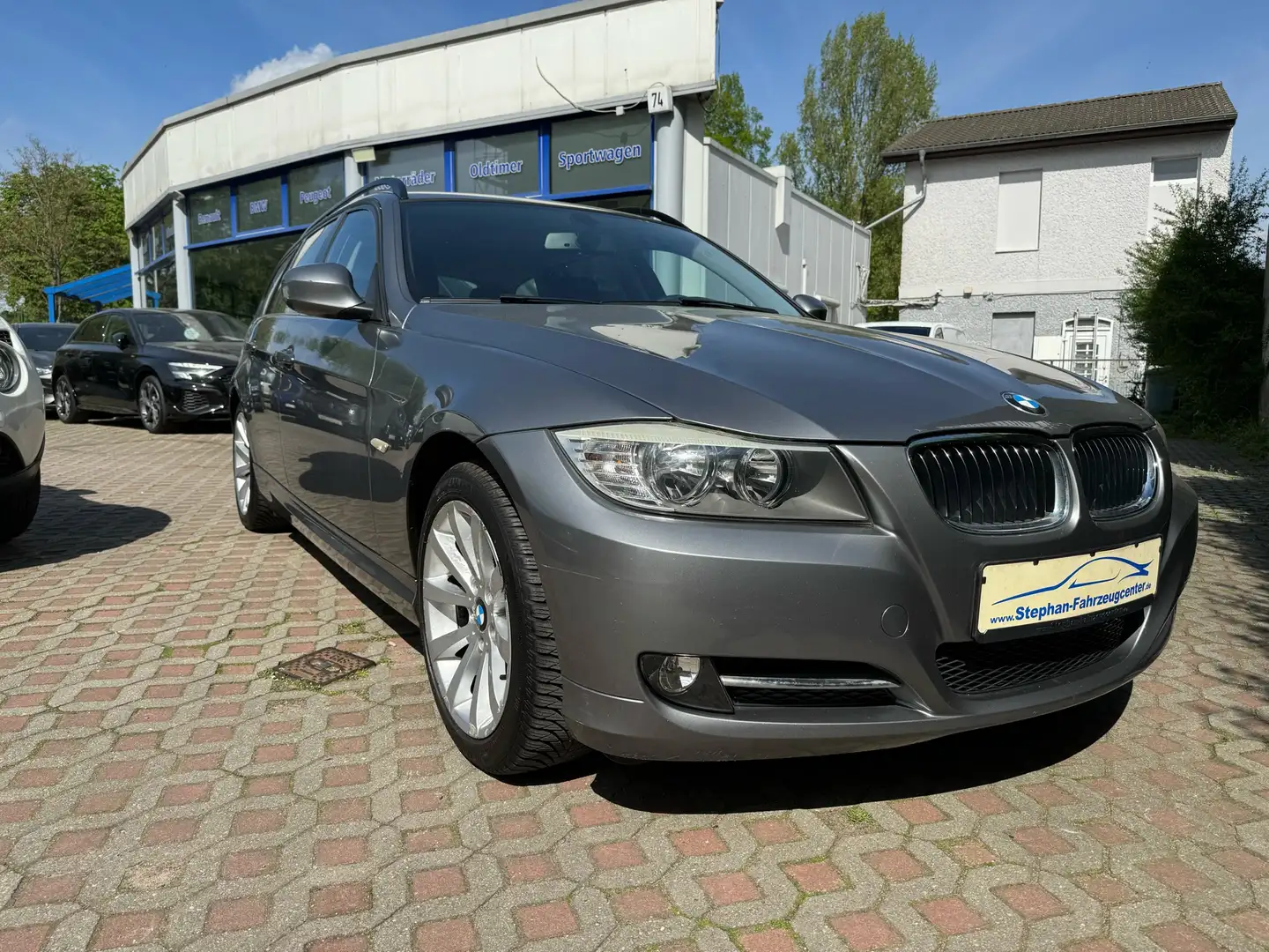 BMW 318 Touring mit Klima/Navi/PDC/Alus/Met./ABS/ESP/MFL/ Grey - 2