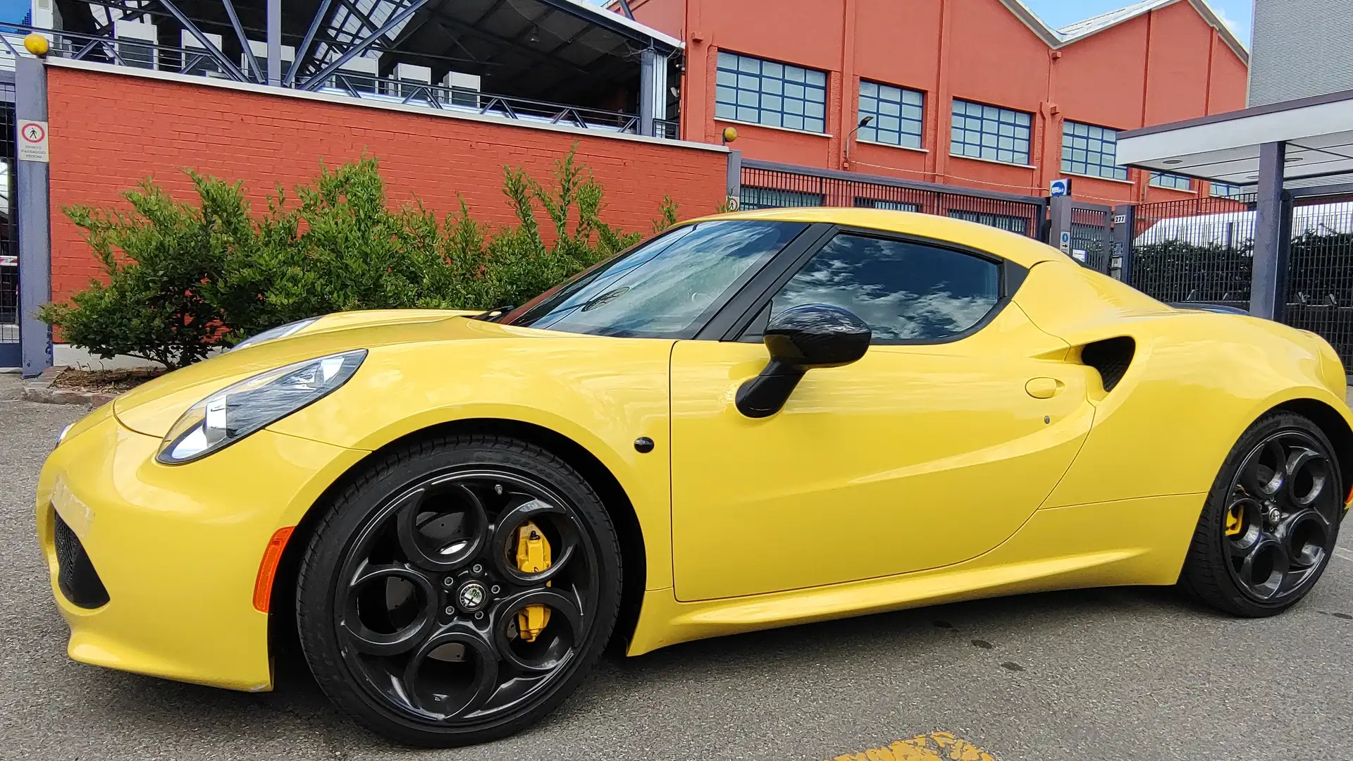 Alfa Romeo 4C Coupe 1750 tbi 240cv tct E6 Žlutá - 2