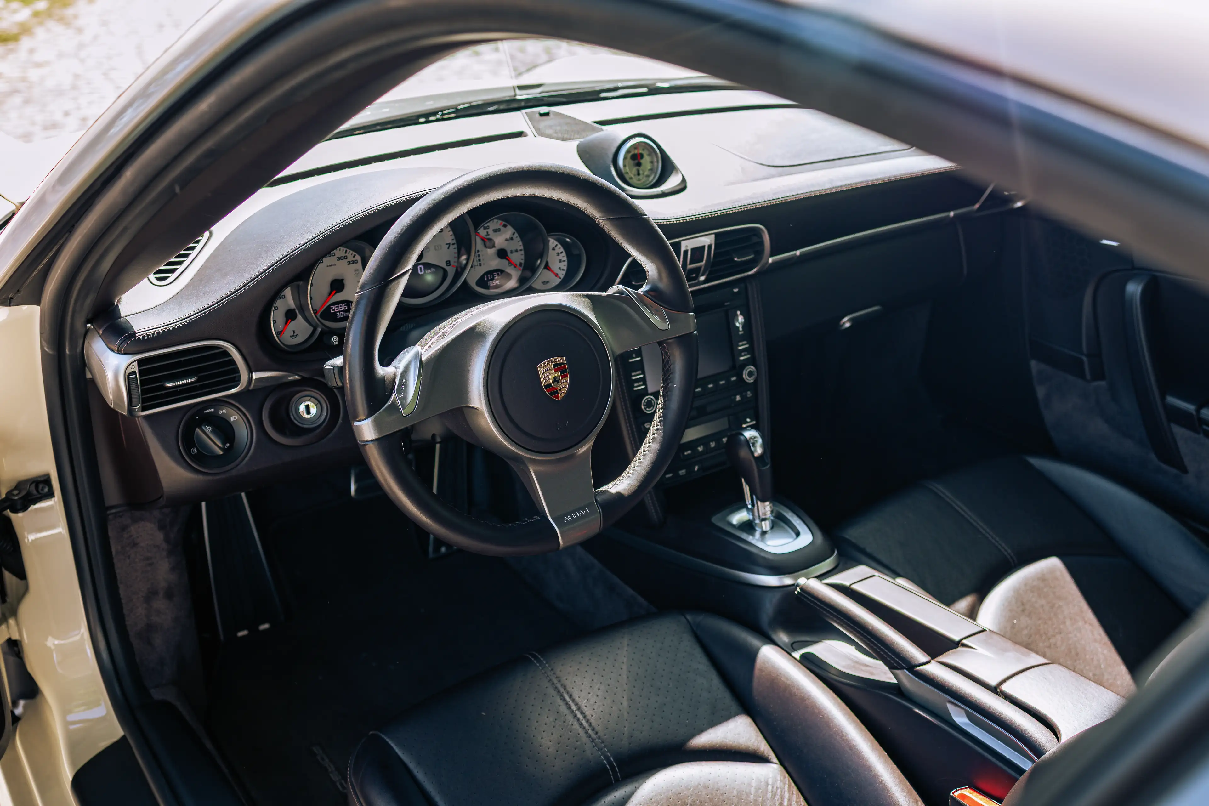 Porsche 997 .2 Carrera S Coupé / Low mileage / First paint / Full History — photo 13