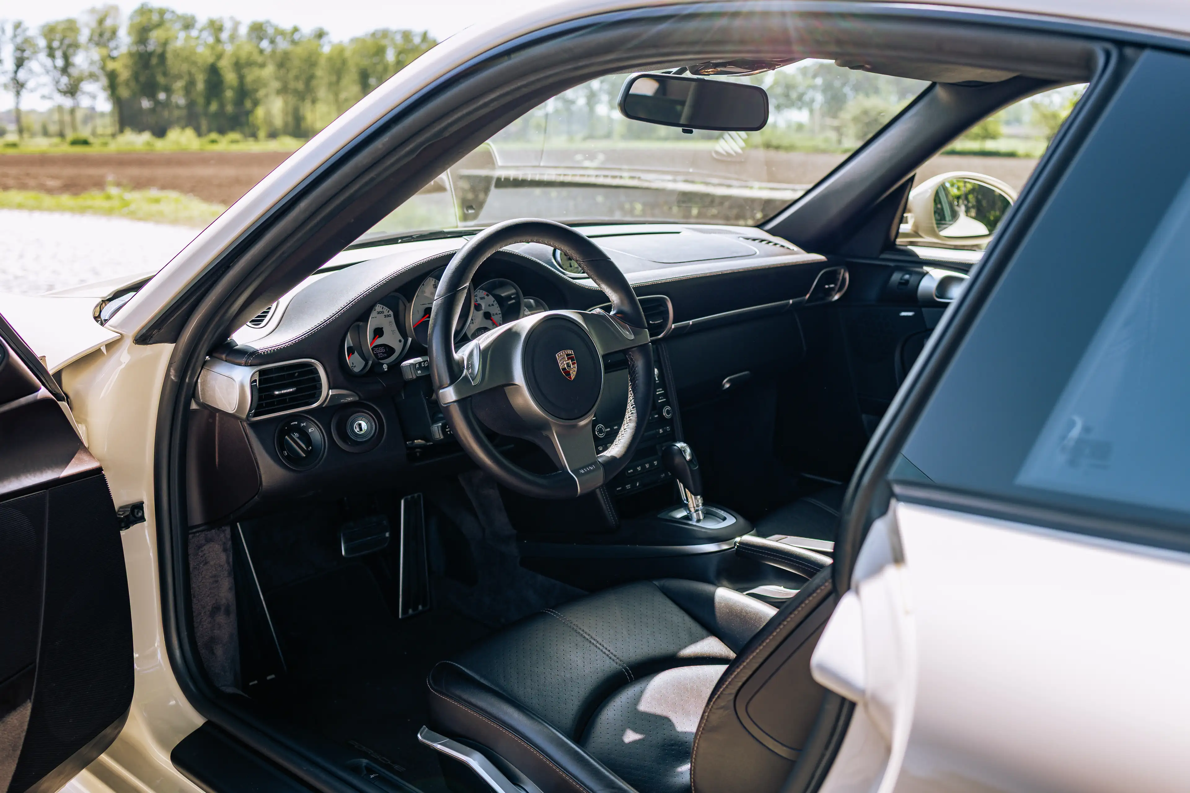 Porsche 997 .2 Carrera S Coupé / Low mileage / First paint / Full History — photo 12