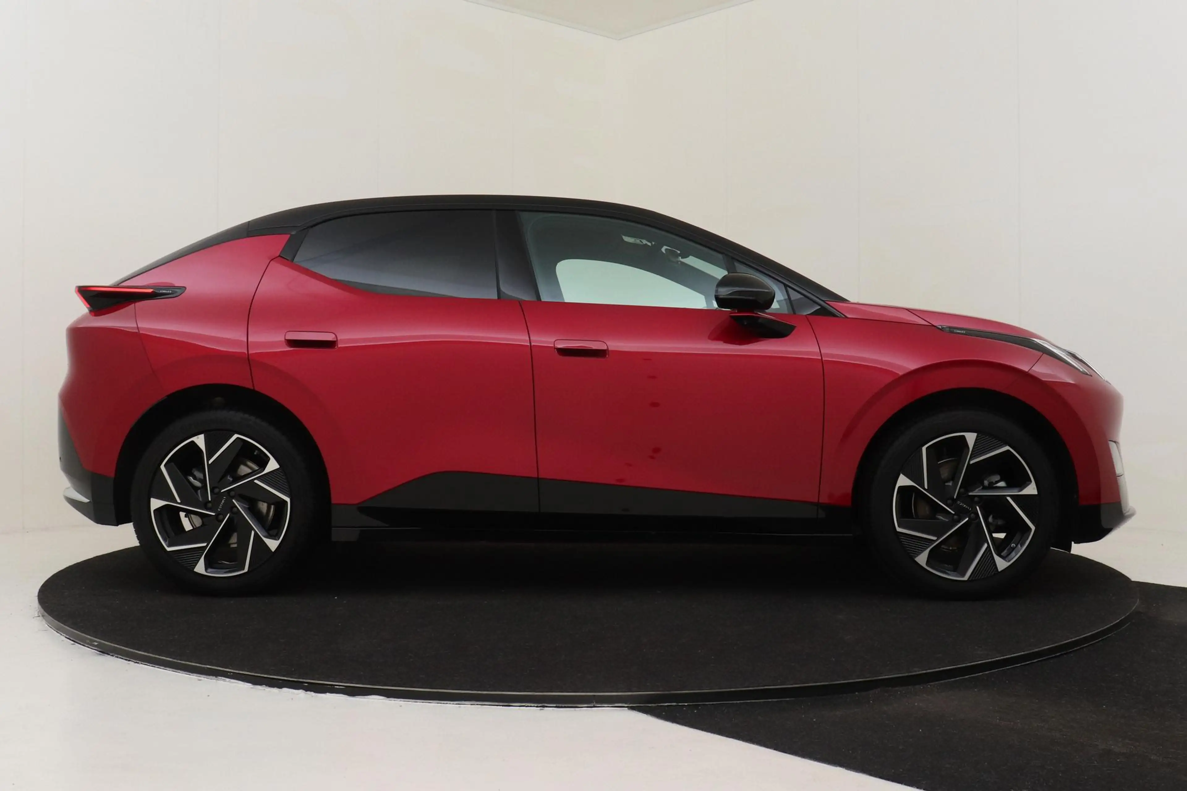 Lynk & Co 02 MORE 66 kWh -PANO.DAK|HARMAN/KARDON|360°CAM|ELEK.S — photo 13