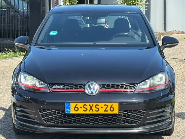 Volkswagen Golf view 2